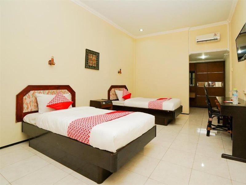 Oyo 1652 Hotel Tampiarto Проболинго Екстериор снимка
