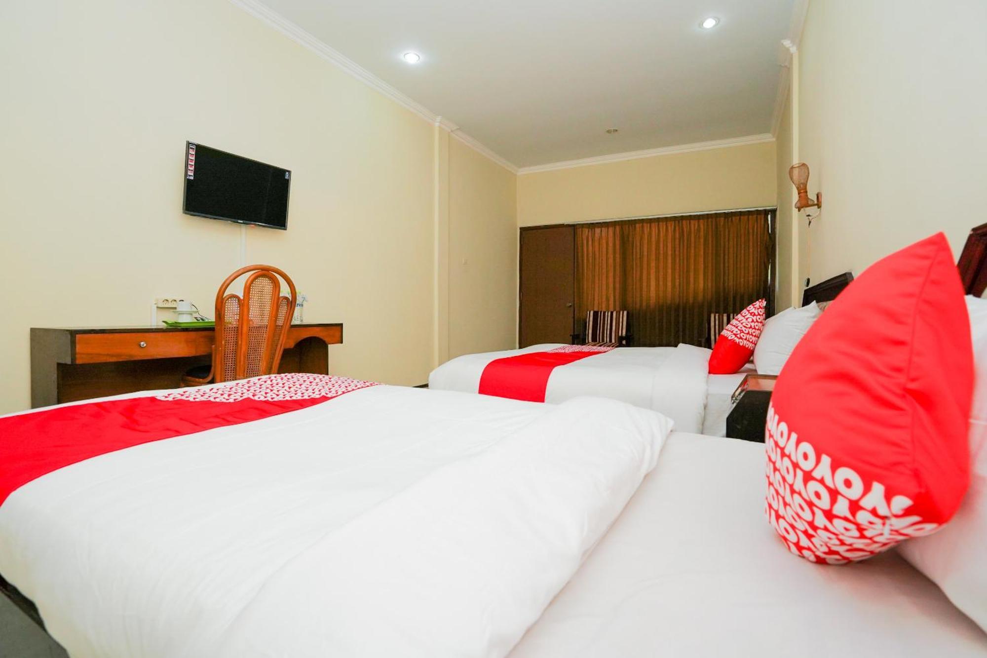Oyo 1652 Hotel Tampiarto Проболинго Екстериор снимка