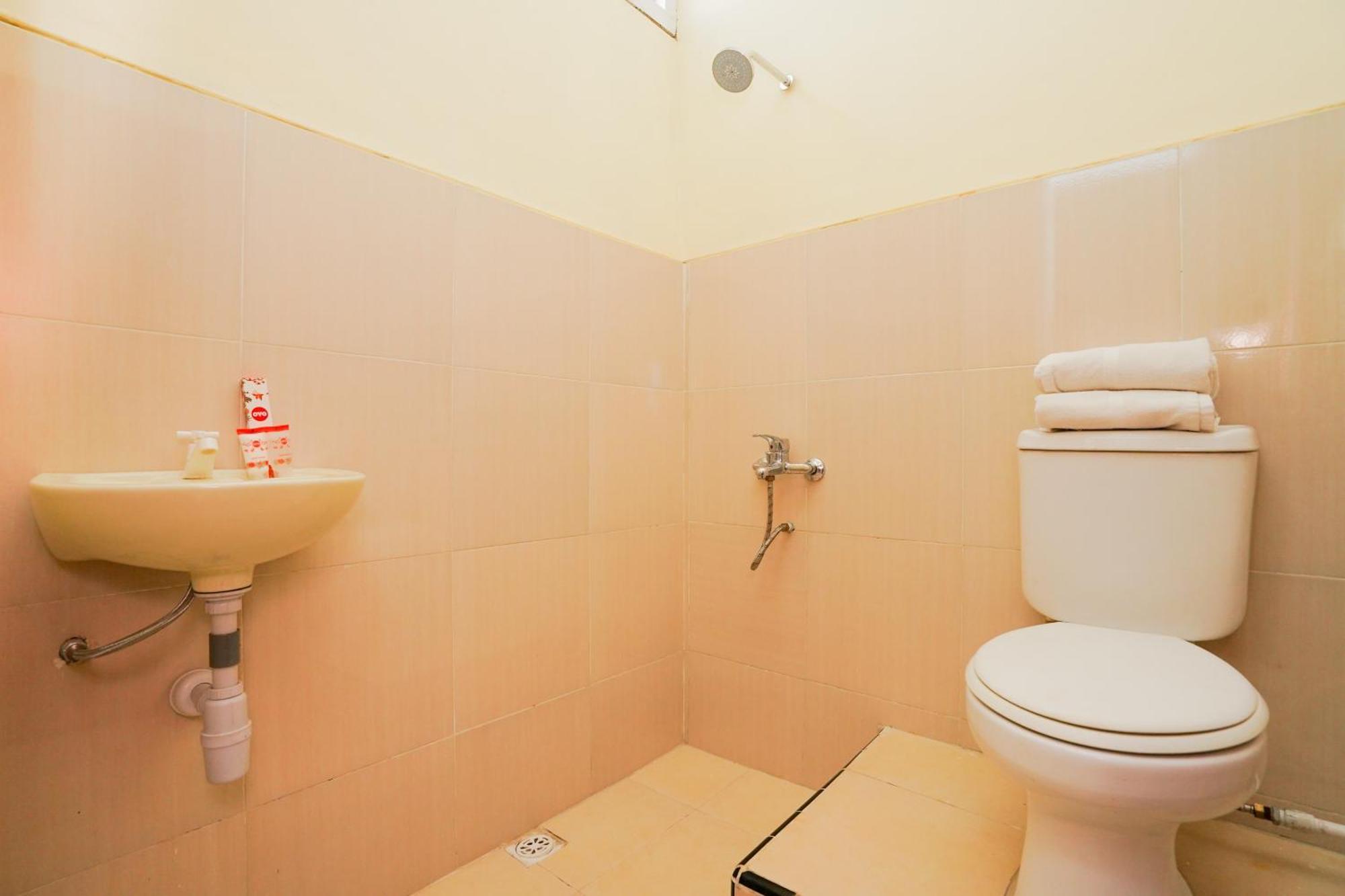 Oyo 1652 Hotel Tampiarto Проболинго Екстериор снимка