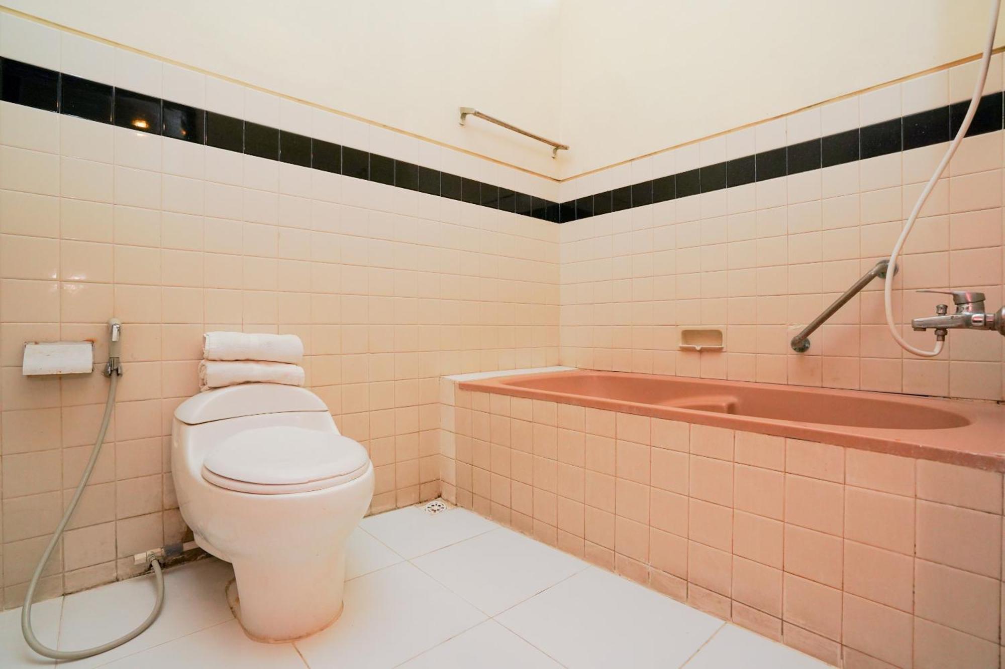 Oyo 1652 Hotel Tampiarto Проболинго Екстериор снимка