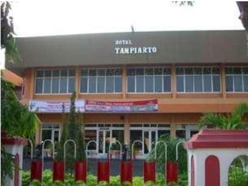 Oyo 1652 Hotel Tampiarto Проболинго Екстериор снимка